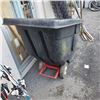 Image 2 : RUBBERMAID FRONT DUMPER TIPPING BIN