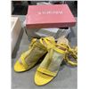 Image 2 : PAIR OF WOMENS SHOES, SIZE 8.5, REED DIFUSER AND MAKEUP