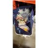 Image 1 : TOTE OF EASTER AND XMAS DECOR