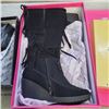 Image 2 : 2 NEW PAIRS OF BOOTS, SIZE 5.5 AND 7.5