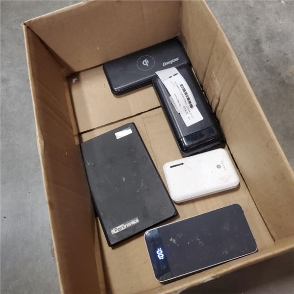 LOT OF MOBILE POWER BANKS 1 IS WIRELESS CHARGING