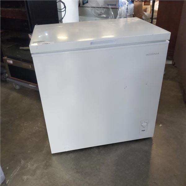 INSIGNIA 7 CU. FT. GARAGE READY CHEST FREEZER (NS-CZ70WH0-C) TESTED WORKING