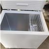 Image 2 : INSIGNIA 7 CU. FT. GARAGE READY CHEST FREEZER (NS-CZ70WH0-C) TESTED WORKING