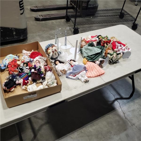 ASSORTED COLLECTION OF MINI VINTAGE AND ANTIQUE DOLLS, SOME PORCELAIN AND WITH ACCESSORIES