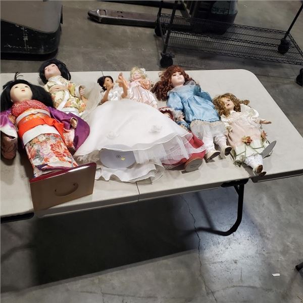 ASSORTED COLLECTION OF VINTAGE AND ANTIQUE DOLLS, SOME PORCELAIN AND WITH ACCESSORIES