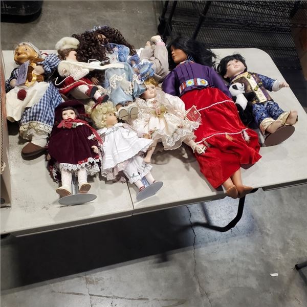 ASSORTED COLLECTION OF VINTAGE AND ANTIQUE DOLLS, SOME PORCELAIN AND WITH ACCESSORIES