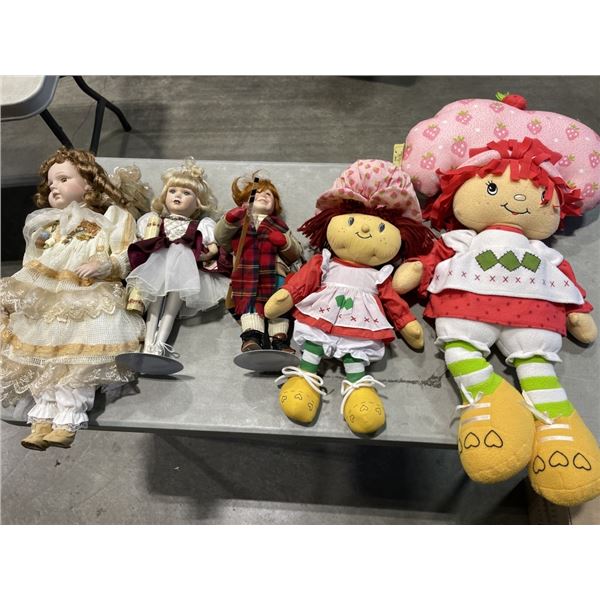 ASSORTED COLLECTION OF VINTAGE AND ANTIQUE DOLLS, SOME PORCELAIN AND WITH ACCESSORIES