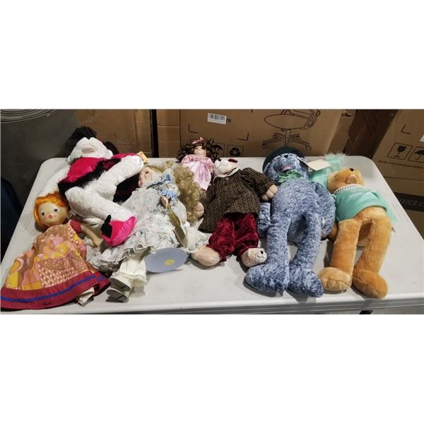 ASSORTED COLLECTION OF VINTAGE AND ANTIQUE DOLLS, SOME PORCELAIN AND WITH ACCESSORIES