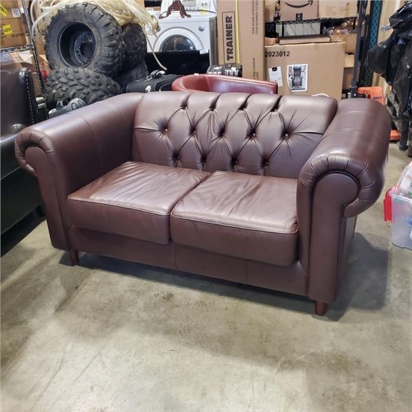 LEATHER TUFTED LOVESEAT