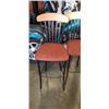Image 2 : 2 MATCHING BAR HEIGHT STOOLS