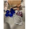 Image 2 : BOX OF ASSORTED ANTIQUE GLASSWARE AND COLLECTIBLES