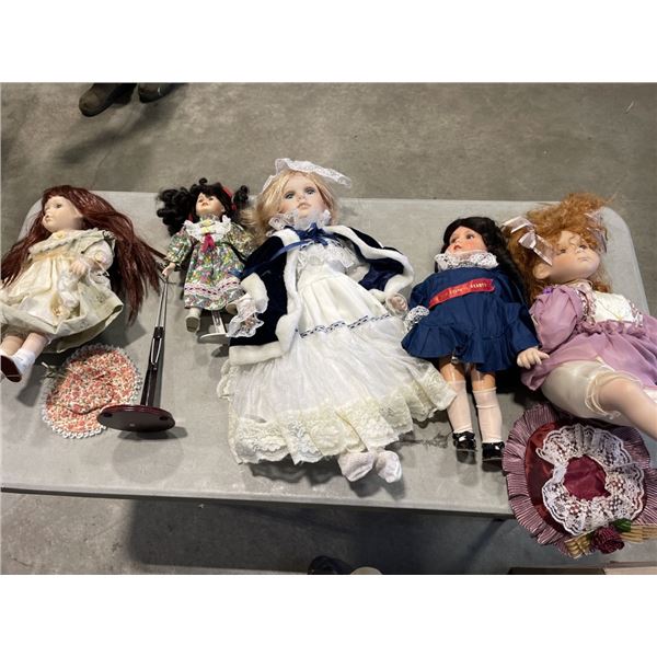 ASSORTED COLLECTION OF VINTAGE AND ANTIQUE DOLLS, SOME PORCELAIN AND WITH ACCESSORIES