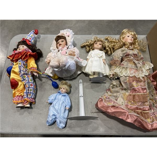 ASSORTED COLLECTION OF VINTAGE AND ANTIQUE DOLLS, SOME PORCELAIN AND WITH ACCESSORIES