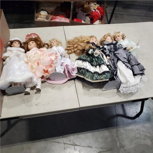 ASSORTED COLLECTION OF VINTAGE AND ANTIQUE DOLLS, SOME PORCELAIN AND WITH ACCESSORIES