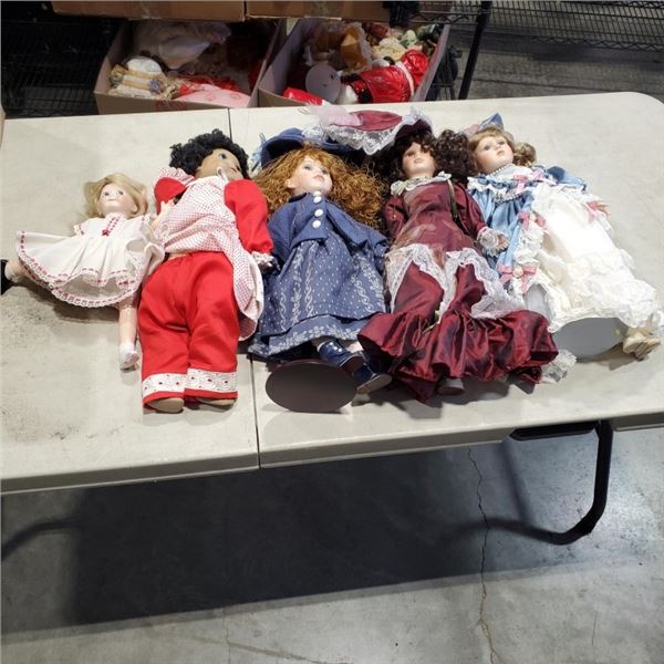 ASSORTED COLLECTION OF VINTAGE AND ANTIQUE DOLLS, SOME PORCELAIN AND WITH ACCESSORIES