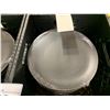 Image 2 : 4 PLASTIC CRATES OF 10 1/2" BLACK COMMERCIAL RESTAURANT DINNER PLATES *PLASTIC CRATES INCLUDED*