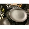 Image 2 : 3 PLASTIC CRATES OF 8" BLACK COMMERCIAL RESTAURANT SIDE PLATES *PLASTIC CRATES INCLUDED*