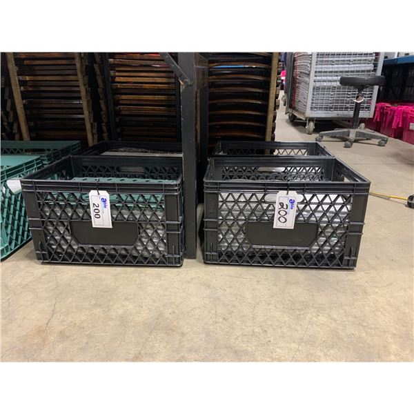 4 PLASTIC CRATES OF 17"W WHITE RECTANGLE COMMERCIAL RESTAURANT SERVING PLATES