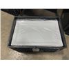 Image 2 : 4 PLASTIC CRATES OF 17"W WHITE RECTANGLE COMMERCIAL RESTAURANT SERVING PLATES