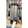Image 2 : 4 CROWN SELECT STAINLESS STEEL ELECTRIC COMMERCIAL COFFEE CARAFES