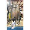 Image 2 : 2 WESTBEND STAINLESS STEEL ELECTRIC COMMERCIAL COFFEE CARAFES