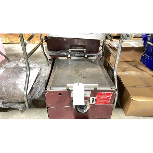 QUE KING SERIES 112 COMMERCIAL COUNTER TOP PROPANE EVENT GRIDDLE WITH TRAY TOP & REGULATOR