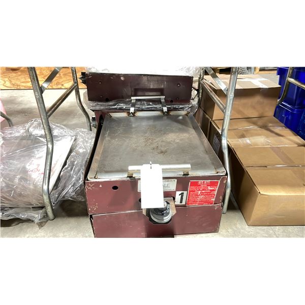 QUE KING SERIES 112 COMMERCIAL COUNTER TOP PROPANE EVENT GRIDDLE WITH TRAY TOP & REGULATOR