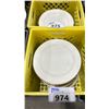 Image 2 : 3 PLASTIC CRATES OF 10 1/2" WHITE COMMERCIAL RESTAURANT GOLD RIMED DINNER PLATES *PLASTIC CRATES