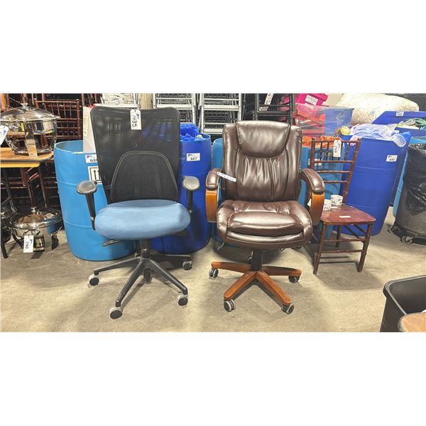 BROWN LEATHER LAZY BOY OFFICE CHAIR & A BLUE UPHOLSTERED BLACK MESH BACK OFFICE CHAIR