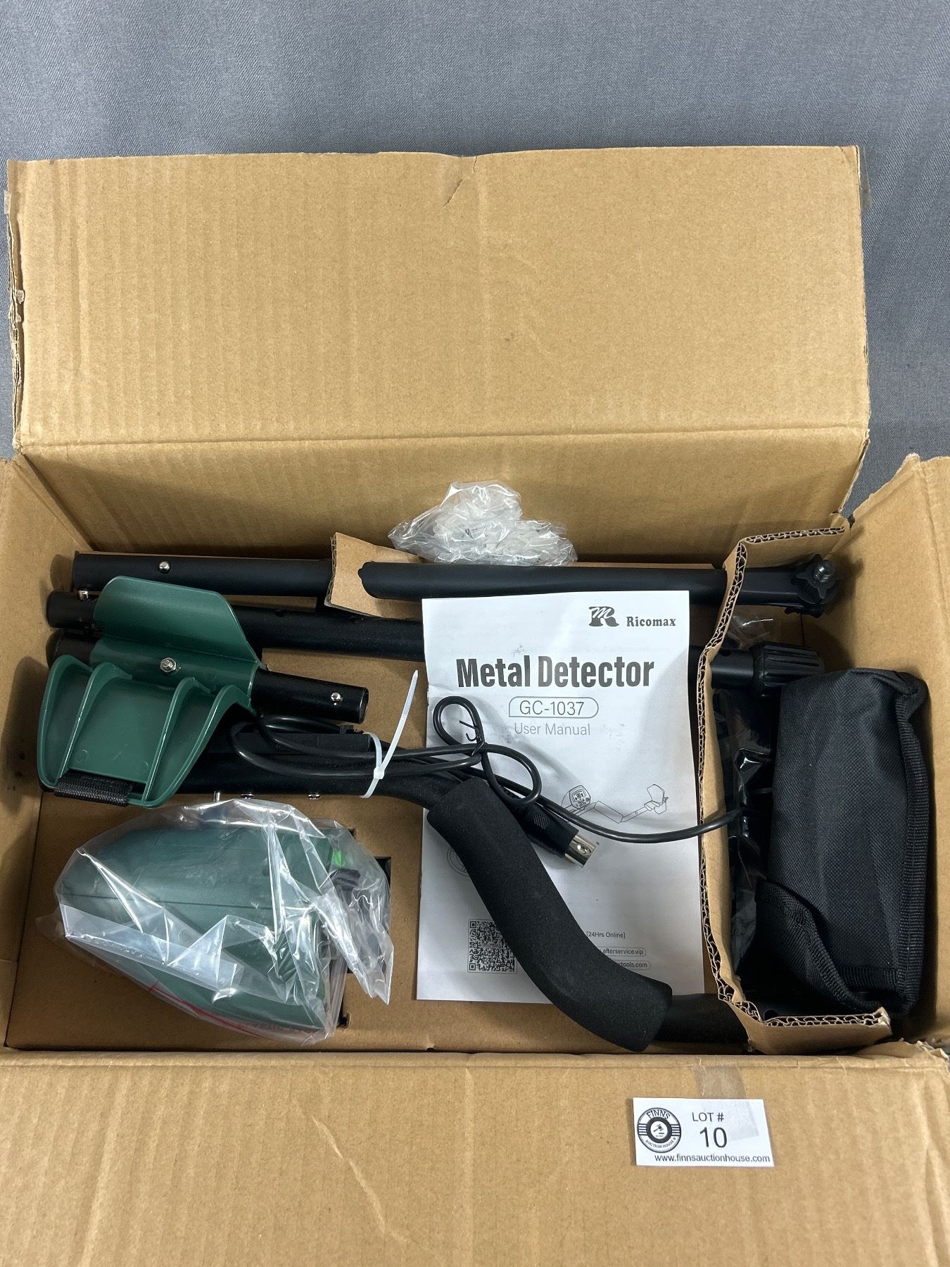 New Ricomax Metal Detector Model #GC-1037 In Original Box w/ Owners Manual