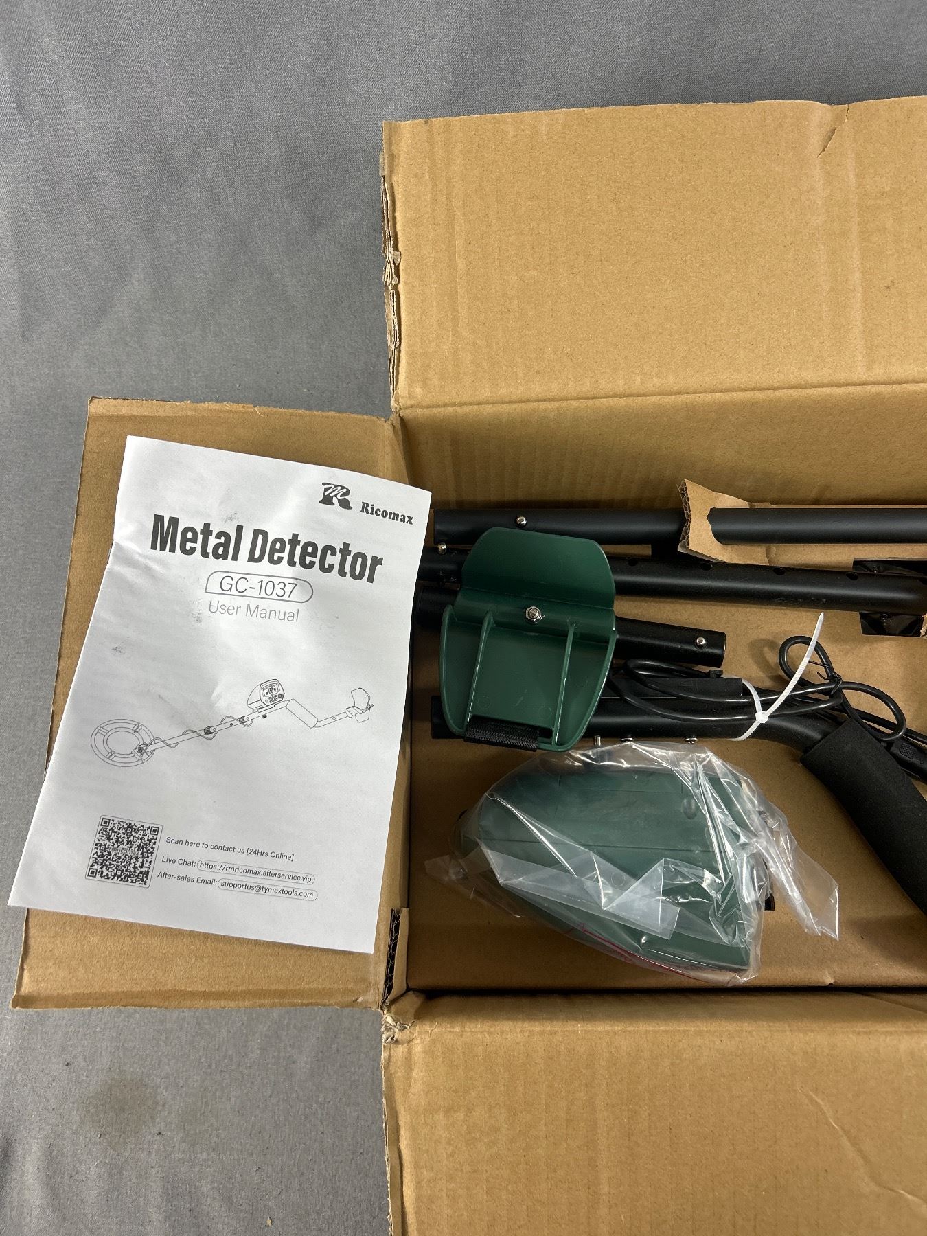 New Ricomax Metal Detector Model #GC-1037 In Original Box w/ Owners Manual