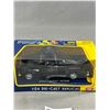 Image 2 : 1:24 Scale Die Cast 1955 Chevy Pick Up In Original Box