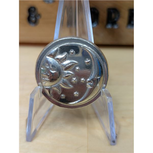 Lot 75-1) 1oz Sun Moon and stars silver round