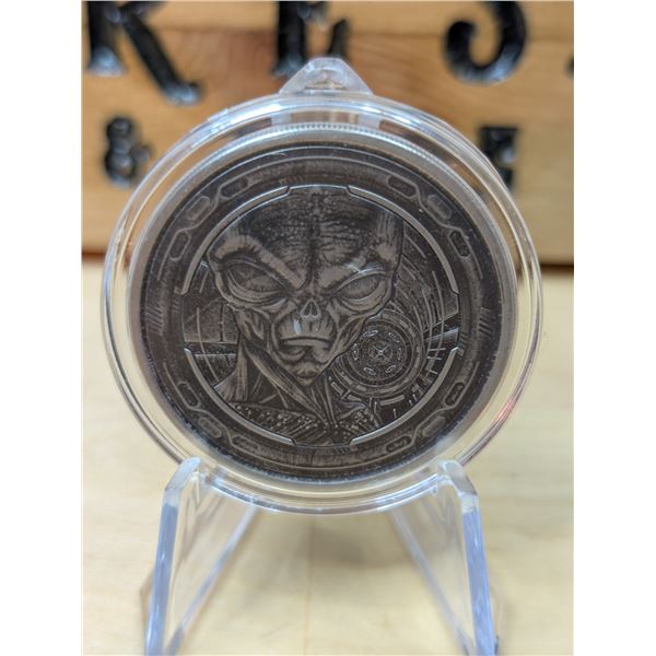 Lot 87-1) 1 oz Alien silver coin