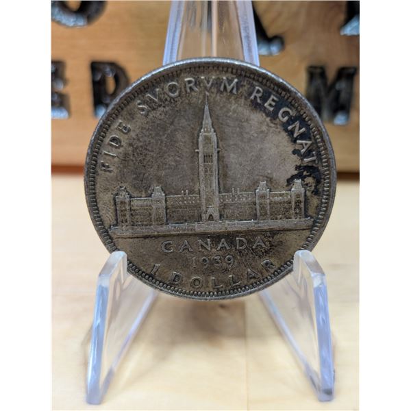 Lot 63-1) 1939 Canadian silver 1 dollar