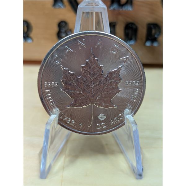 Lot 67-1) 1oz Canadian Maple Leafs 2019