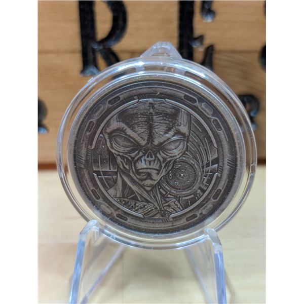Lot 86-1) 1oz Alien silver coin
