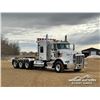 Image 2 : 2014 KENWORTH T800 TRI DRIVE SLEEPER TRUCK TRACTOR