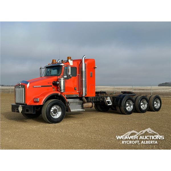 2007 KENWORTH T800B TRIDRIVE SLEEPER TRUCK TRACTOR