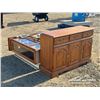 Image 2 : CHINA CABINET W/ HUTCH