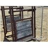 Image 5 : PALPATION GATE W/CHAINLINK FENCE PANEL