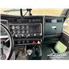 Image 12 : 2014 KENWORTH T800 TRI DRIVE SLEEPER TRUCK TRACTOR