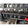 Image 22 : 2014 KENWORTH T800 TRI DRIVE SLEEPER TRUCK TRACTOR