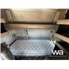 Image 12 : 2015 KENWORTH T800 TRI-DRIVE SLEEPER TRUCK