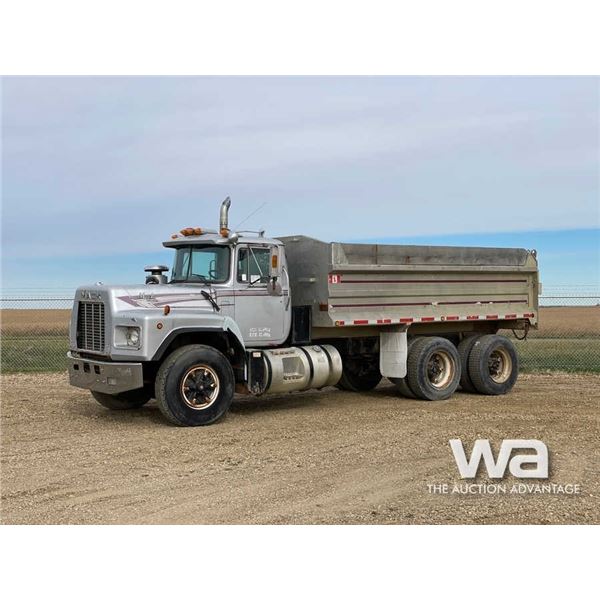 1990 MACK RB688S T/A DUMP TRUCK