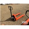 Image 3 : 5,500 LB PALLET JACK