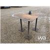 Image 2 : 40" WELDING TABLE & VISE