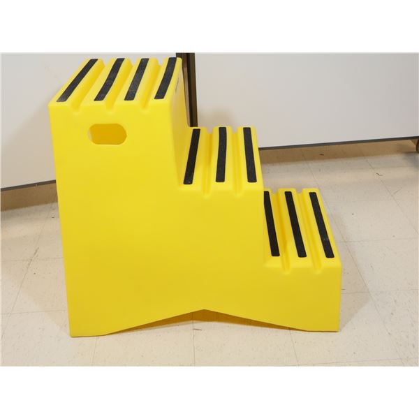 MARCHE EN PLASTIQUE 32"x22"x30" 500LBS CAP. -NEUF