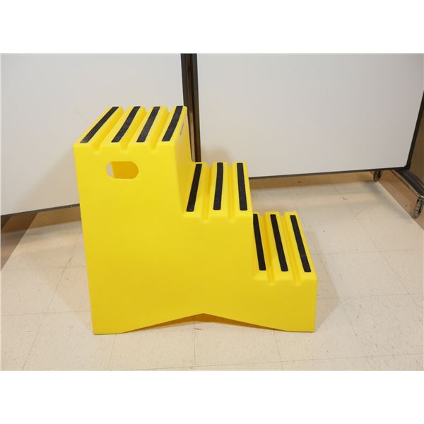 MARCHE EN PLASTIQUE 32"x22"x30" 500LBS CAP. -NEUF