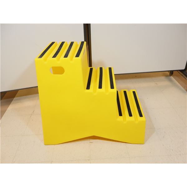 MARCHE EN PLASTIQUE 32"x22"x30" 500LBS CAP. -NEUF